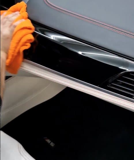 Innenraum-Detail von Hand gereinigt - Custom Autospa Berlin
